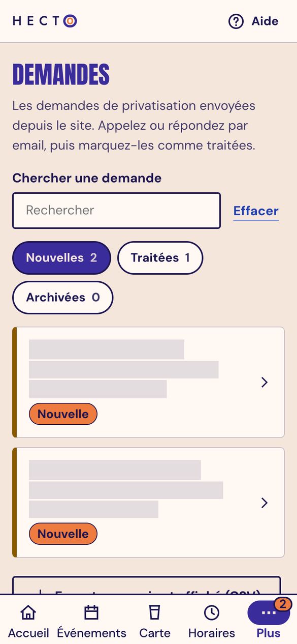 L'écran Demandes de l'espace de gestion de Hecto sur téléphone : un champ de recherche, trois filtres Nouvelles, Traitées et Archivées, et deux demandes dont les noms et les dates sont masqués par des aplats.