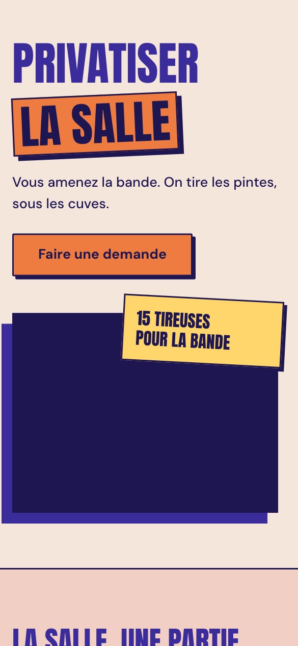 La page Privatiser du site de Hecto sur téléphone : le titre La salle sur une étiquette orange, le bouton Faire une demande, et l'étiquette jaune 15 tireuses pour la bande posée sur un aplat indigo.