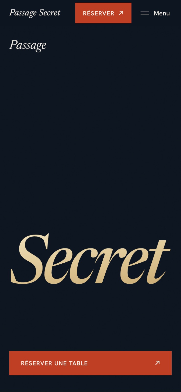 L'accueil en version mobile : Passage et Secret empilés sur fond bleu nuit, le bouton Réserver une table en bas.